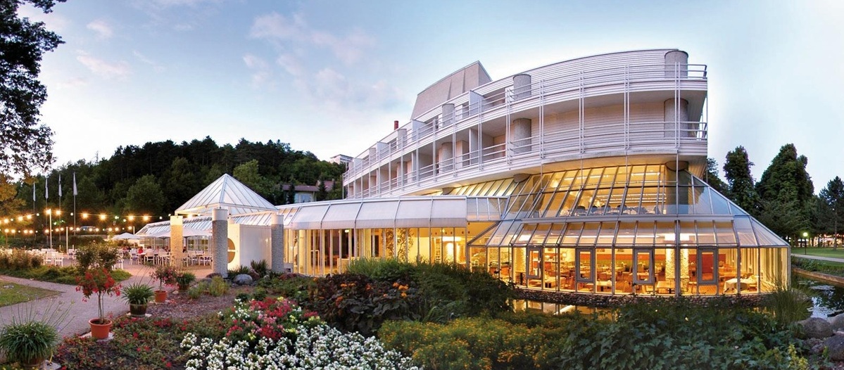 Außenansicht des Best Western Premier Parkhotel Bad Mergentheim bei Abendstimmung im Sommer